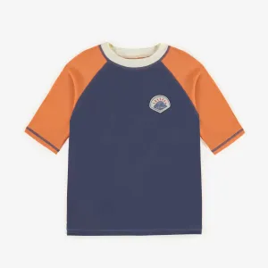 T-shirt de bain bleu avec manches orange aux coudes, enfant || Blue bathing t-shirt with orange elbow sleeves, child