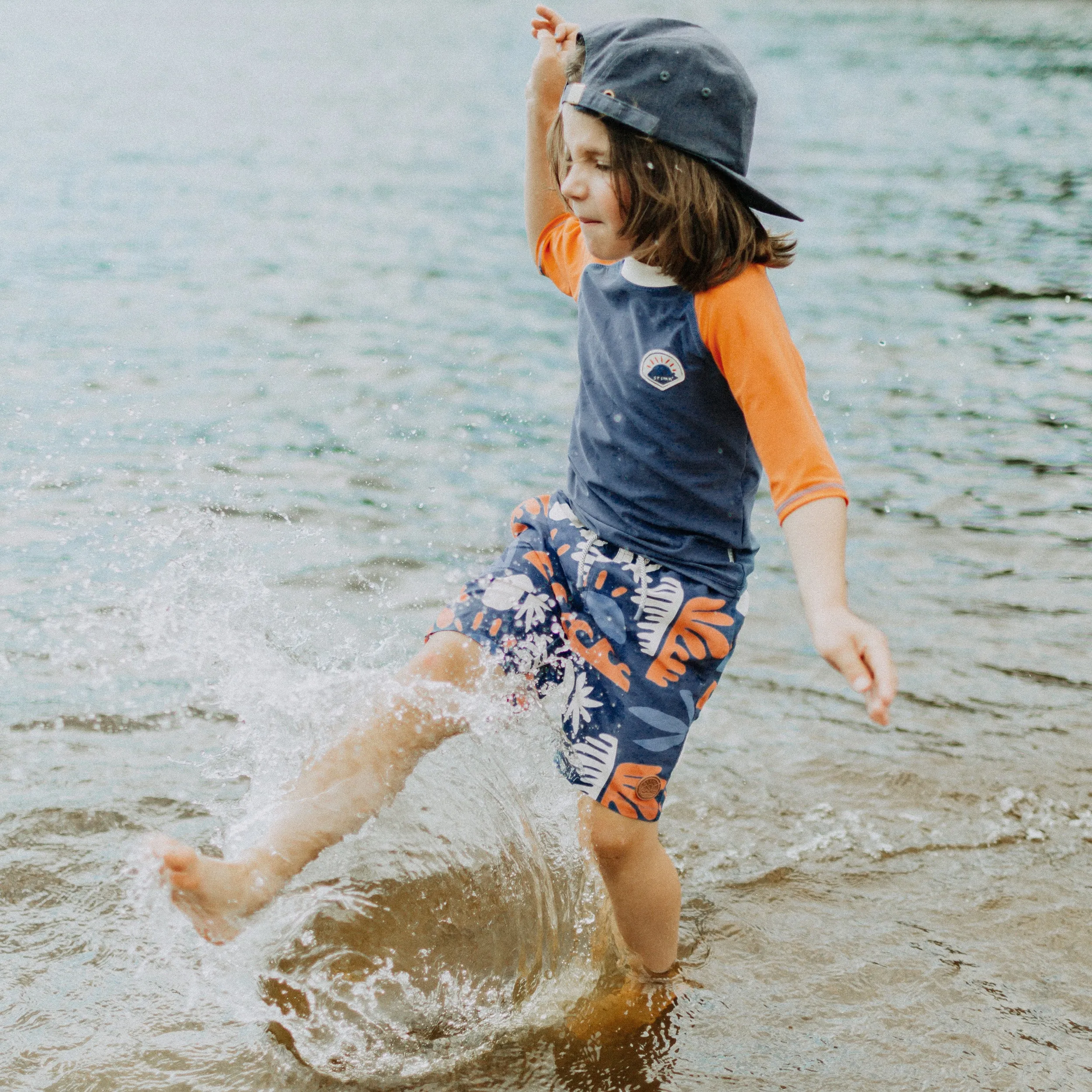 T-shirt de bain bleu avec manches orange aux coudes, enfant || Blue bathing t-shirt with orange elbow sleeves, child