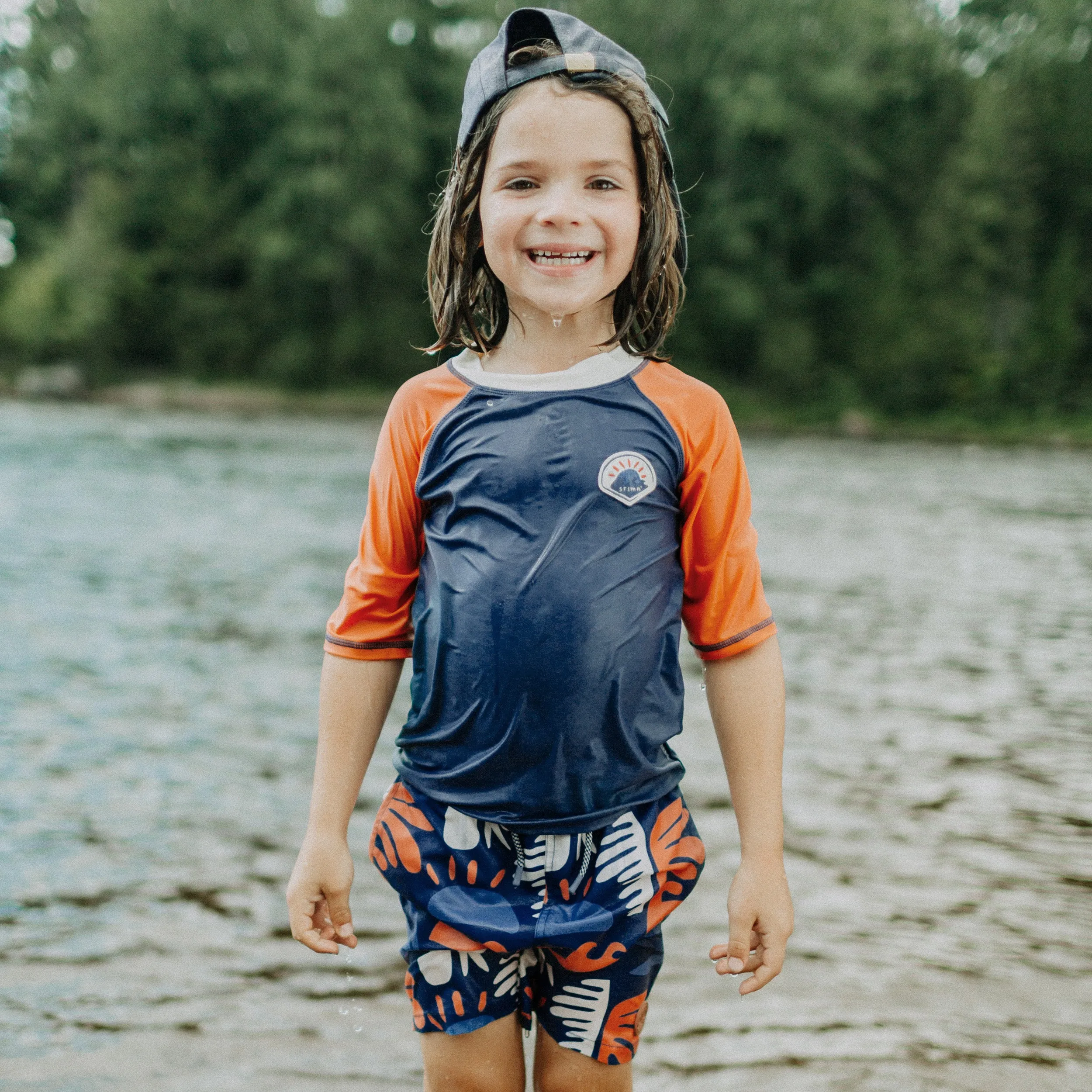 T-shirt de bain bleu avec manches orange aux coudes, enfant || Blue bathing t-shirt with orange elbow sleeves, child