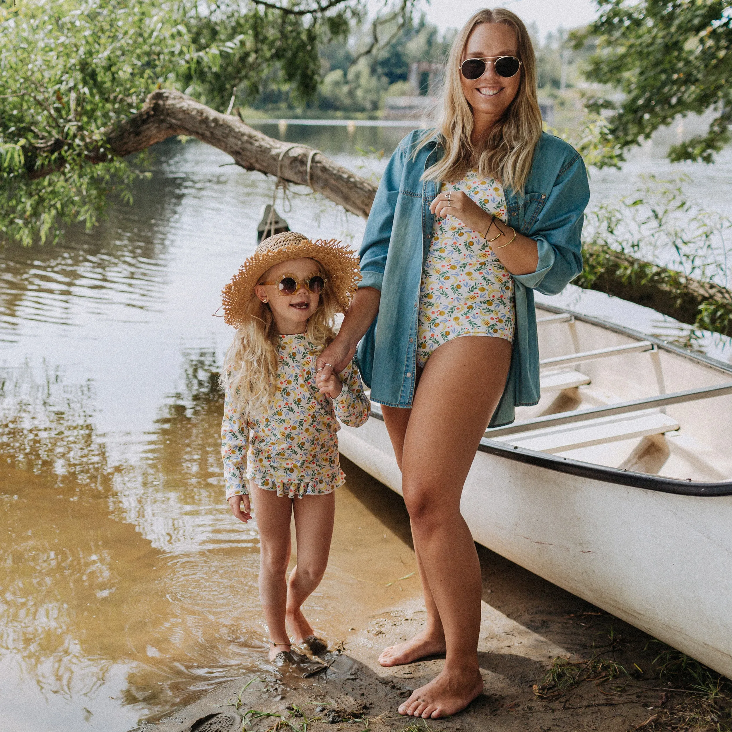 T-shirt de bain multicolore à motifs à manches longues, enfant || Multicolor patterned long sleeve bathing t-shirt, child